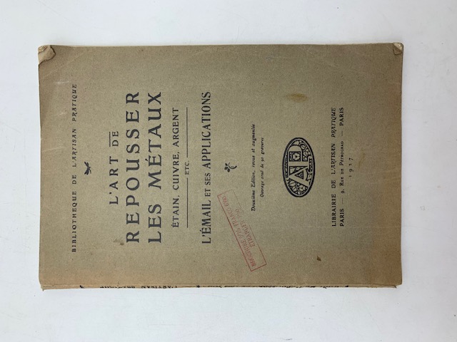 L'art de repousser les metaux. Etain, cuivre, argent. L'Email et ses applications